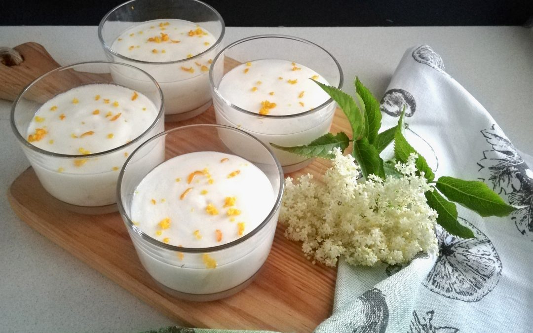 Mousse de iogurte perfumada com flor de sabugueiro